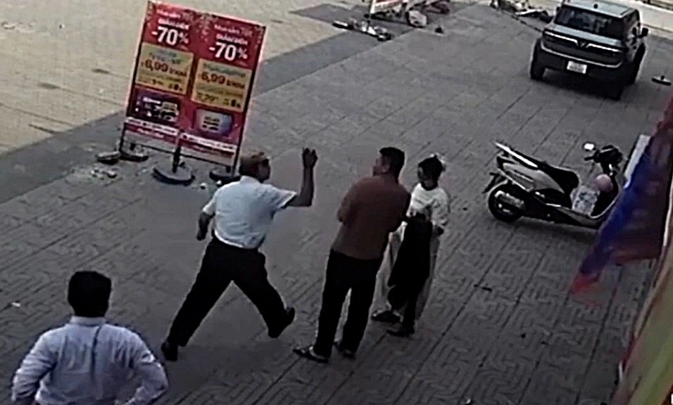 cong an vao cuoc vu tai xe taxi dung gach tan cong hanh khach o nghe an hinh anh 1