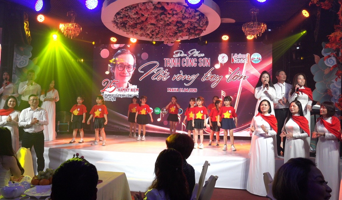 Ấn tượng đêm nhạc Trịnh Công Sơn "Nối vòng tay lớn" kết nối cộng đồng tại Séc