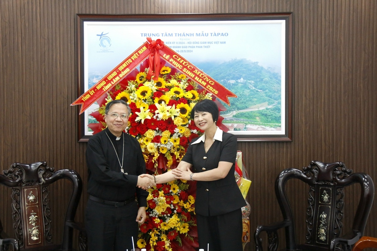 lanh dao tinh lam Dong tham, chuc mung le phuc sinh tai giao phan phan thiet hinh anh 1