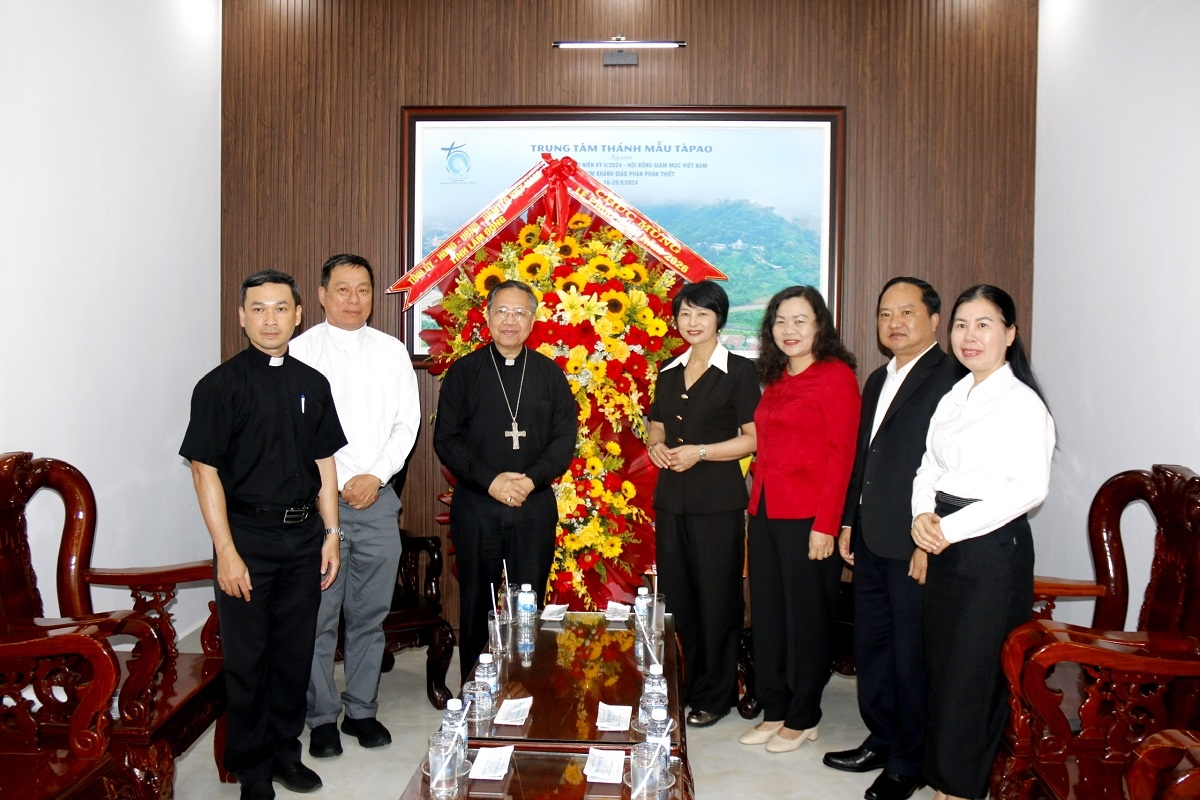 lanh dao tinh lam Dong tham, chuc mung le phuc sinh tai giao phan phan thiet hinh anh 3