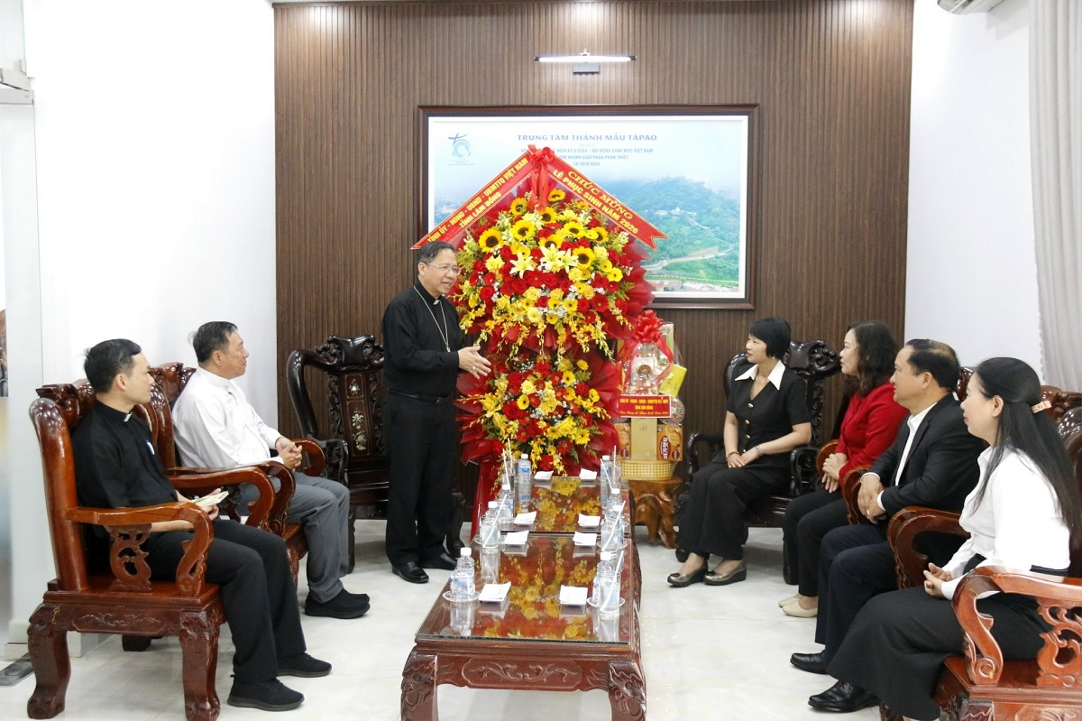 lanh dao tinh lam Dong tham, chuc mung le phuc sinh tai giao phan phan thiet hinh anh 2