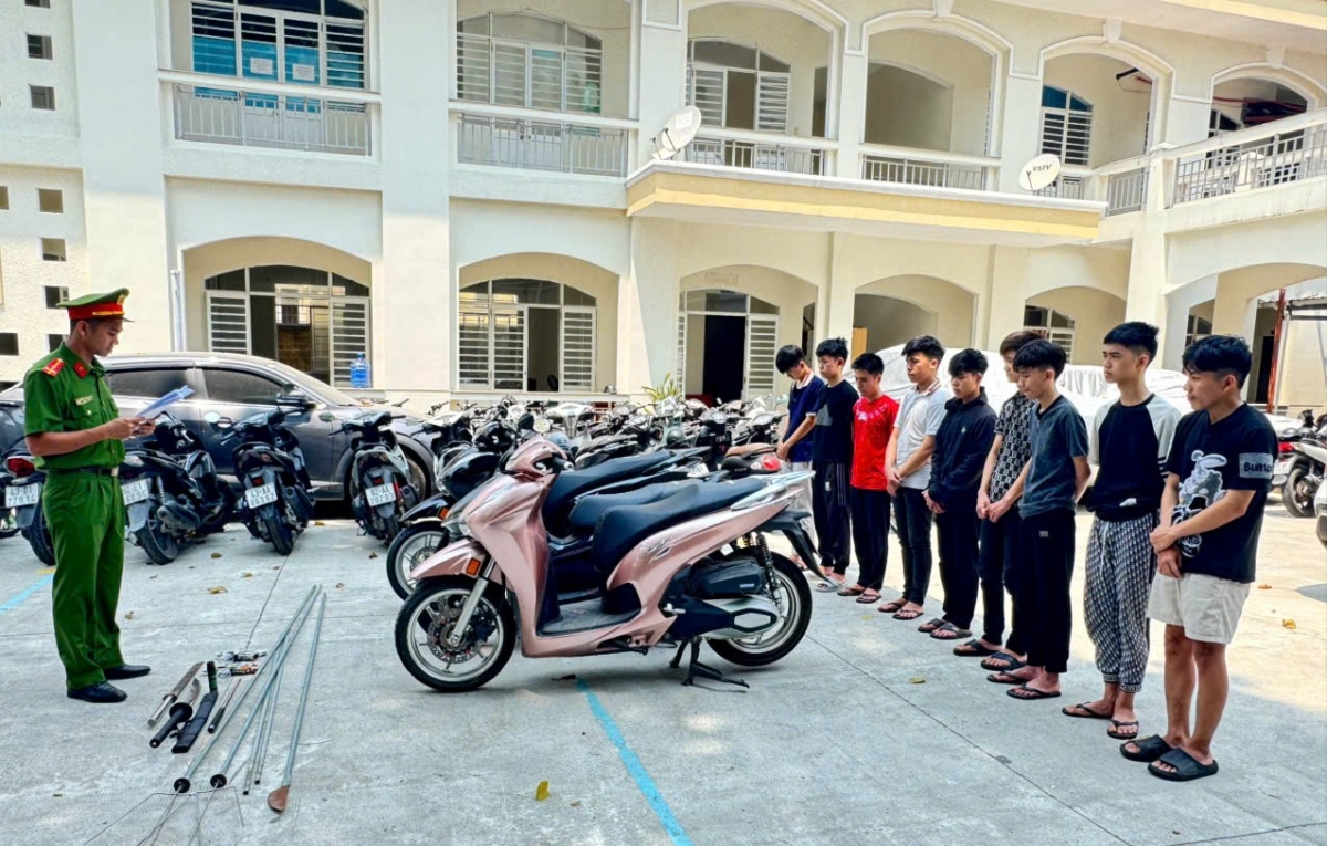 bat nhom thanh nien mang hung khi truy duoi nhau tren pho hinh anh 2