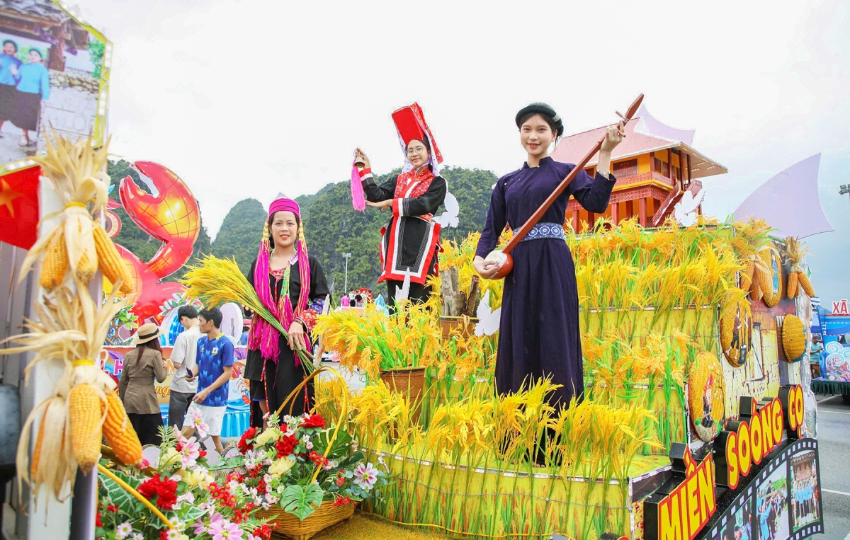 xa, phuong, dac khu o quang ninh khoe ban sac bang xe mo hinh carnaval hinh anh 8