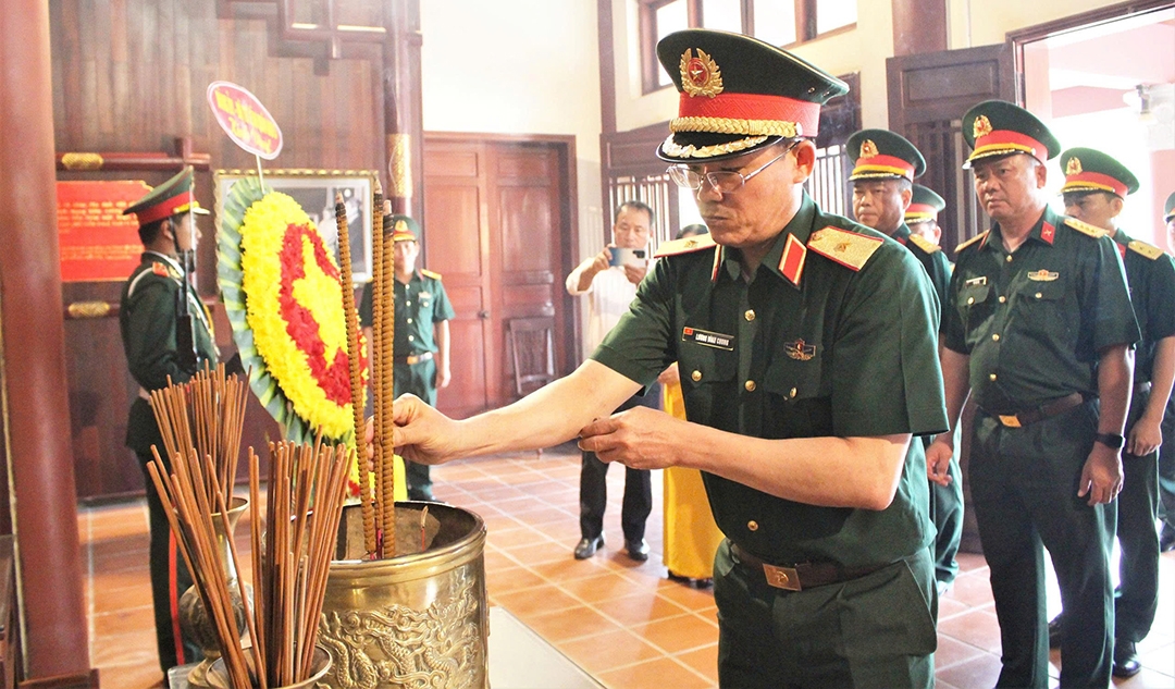 Doan cong tac quan khu 5 dang huong tuong niem cac anh hung liet si hinh anh 2