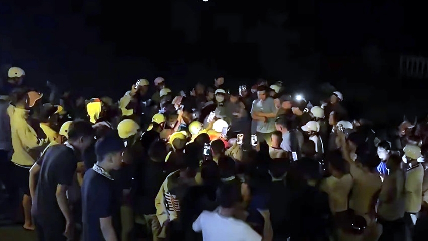 thi the doi nam nu duoi ho krong buk ha, tren bo co 2 xe may hinh anh 1