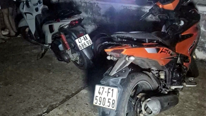 thi the doi nam nu duoi ho krong buk ha, tren bo co 2 xe may hinh anh 2