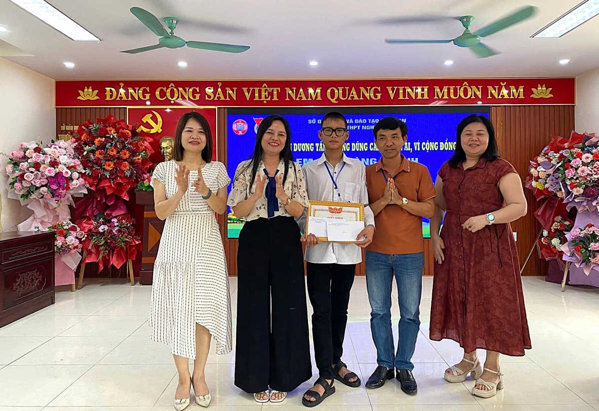 tuyen duong nam sinh lop 10 o nghe an dung cam cuu 2 nguoi gap nan tren bien hinh anh 1