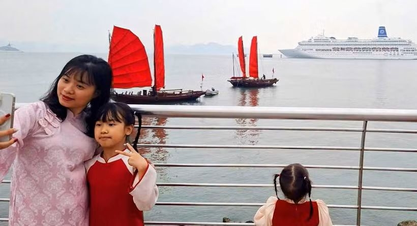 quang ninh launches traditional sailboat tours along ha long bay picture 1