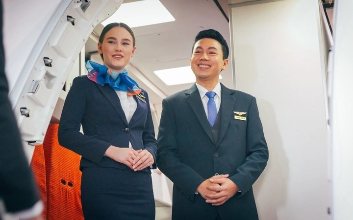 Tiếp viên hàng không đứng chào khách ở cửa máy bay còn có nhiệm vụ gì?