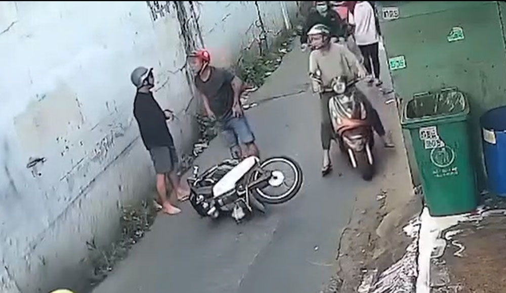 Đánh gục người can ngăn sau va chạm giao thông ở tp.hcm hình ảnh 1 Danh guc nguoi can ngan sau va cham giao thong o tp.hcm hinh anh 1