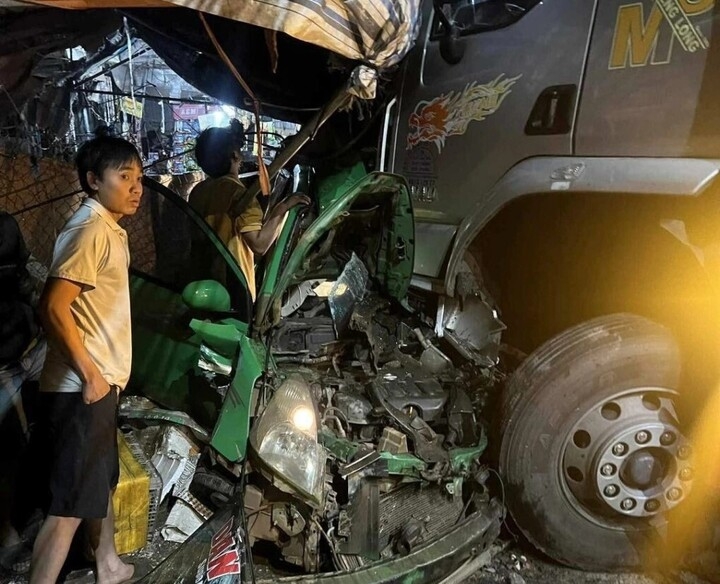 taxi va cham voi xe tai o lam Dong, tai xe tu vong tai cho hinh anh 1