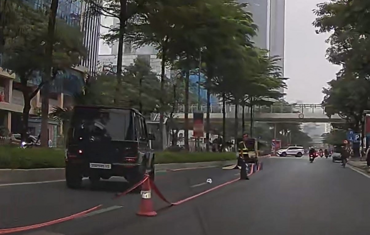 va cham voi o to mercedes g63 tren duong Dao tan, nguoi di bo tu vong hinh anh 1