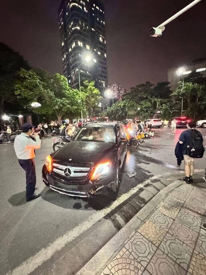 cong an dang xac minh nu tai xe co thu sau va cham lien hoan o khu do thi ha noi hinh anh 5