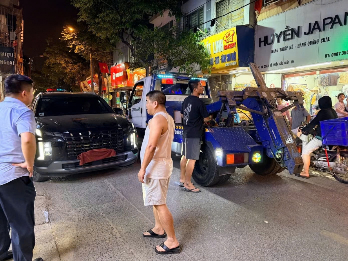 nu tai xe o to gay tai nan lien hoan tren pho doan ke thien o ha noi hinh anh 1