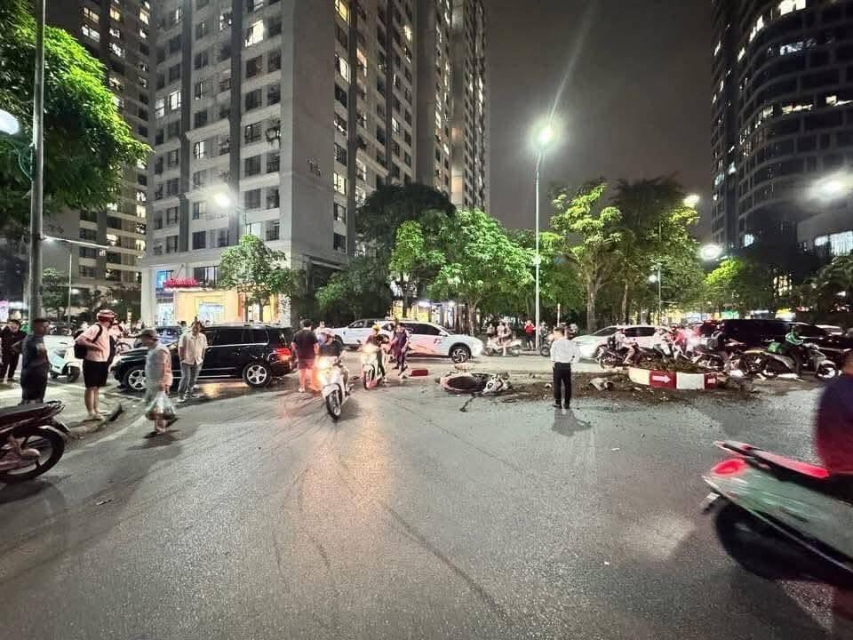 cong an dang xac minh nu tai xe co thu sau va cham lien hoan o khu do thi ha noi hinh anh 4