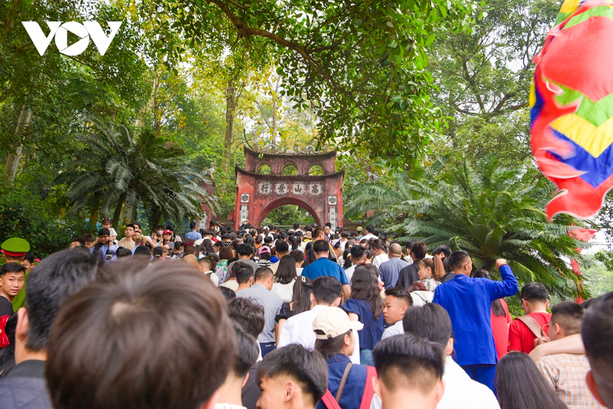 canh bao un tac giao thong khi bien nguoi va xe ve Den hung dip gio to hinh anh 1