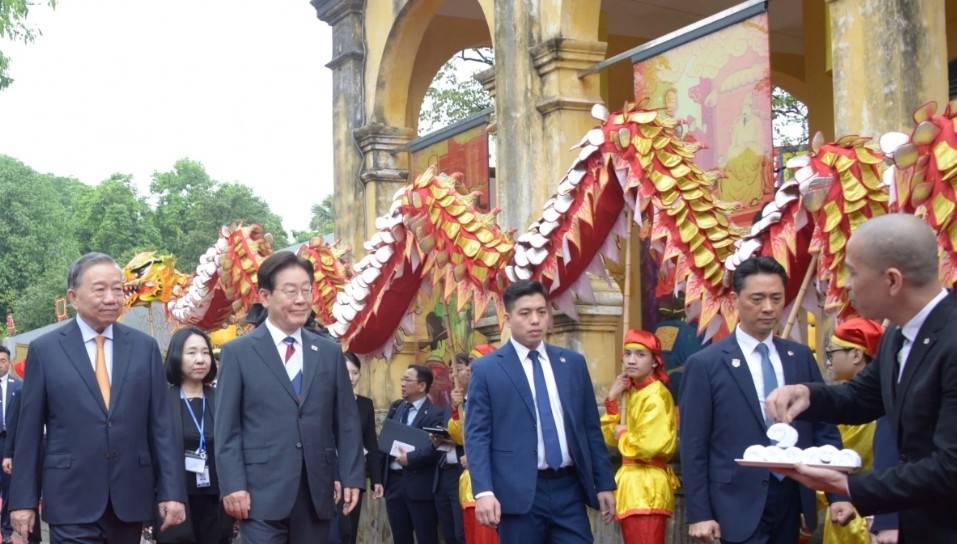 top vietnamese leader, rok president visit thang long imperial citadel picture 2