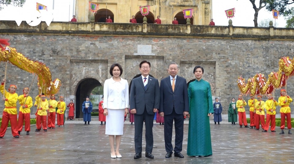 top vietnamese leader, rok president visit thang long imperial citadel picture 3