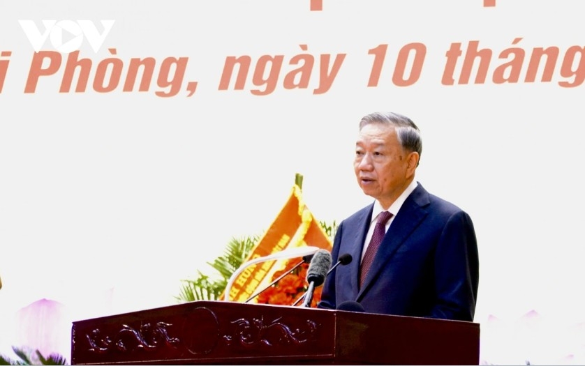 top leader presents hero of the people s armed forces title to military region 3 picture 1