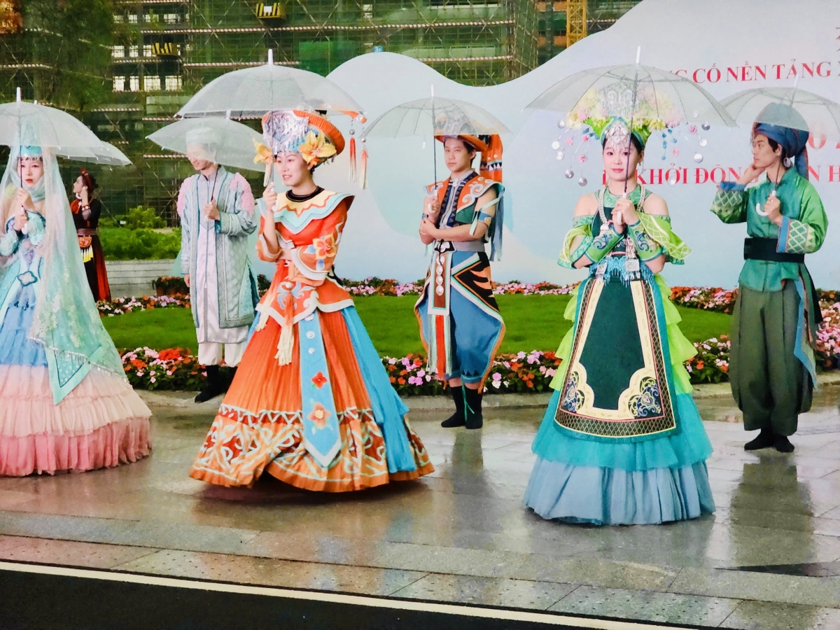 tong bi thu, chu tich nuoc to lam lang gieng cang di lai thi cang than thiet hinh anh 3