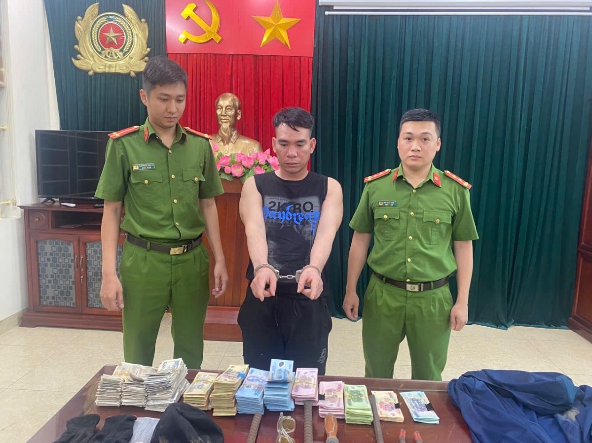 bat giu doi tuong trom tien cong duc tai ninh binh hinh anh 1