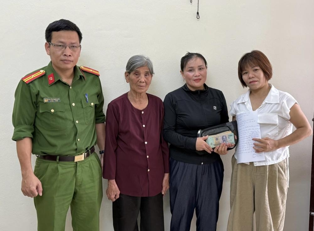 nhat duoc hon 56 trieu dong, 2 phu nu giao nop cong an tra lai nguoi danh roi hinh anh 1