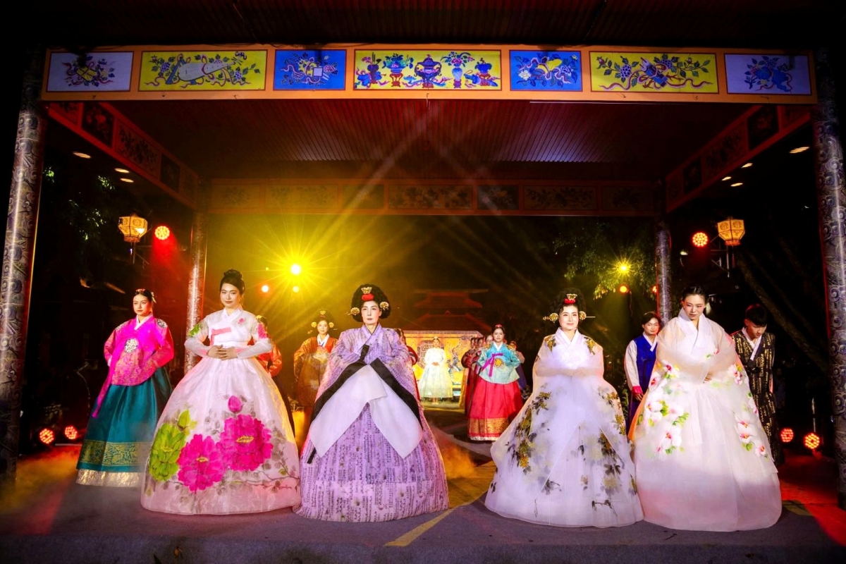 chuong trinh hoang cung huyen ao tai Dai noi hue mien phi phuc vu cong dong hinh anh 8