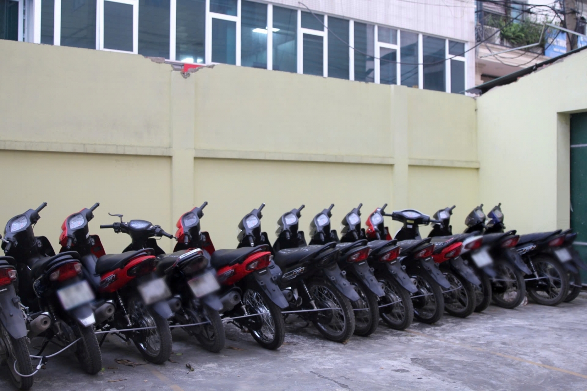 bat giu 3 doi tuong trom cap xe may tai nghe an hinh anh 2