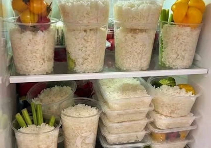 tru com trong tu lanh sai cach, coi chung ruoc doc to vao nguoi hinh anh 1