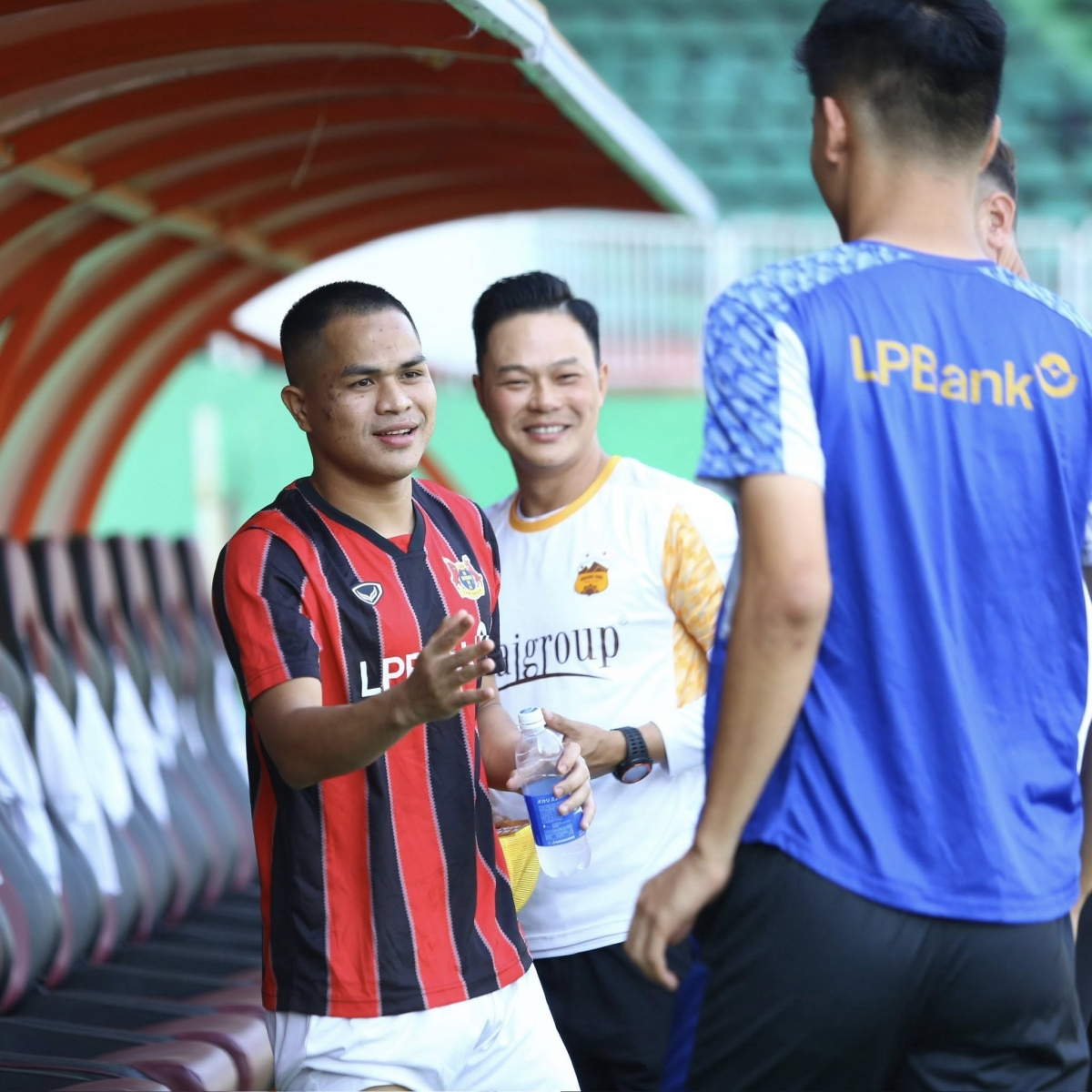 ket qua bong da vong 17 v-league toi 5-4 ninh binh nguoc dong thang hagl hinh anh 13