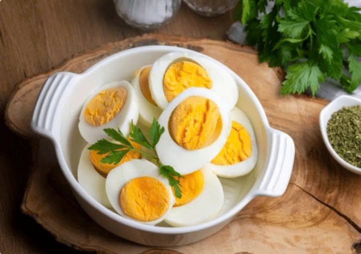 nguoi cao tuoi an trung vao buoi sang 4 cai thien ro ret ve suc khoe va tri nao hinh anh 1