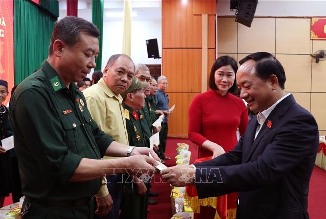 truong ban tuyen giao va dan van trung uong tang qua cac gia dinh chinh sach hinh anh 3