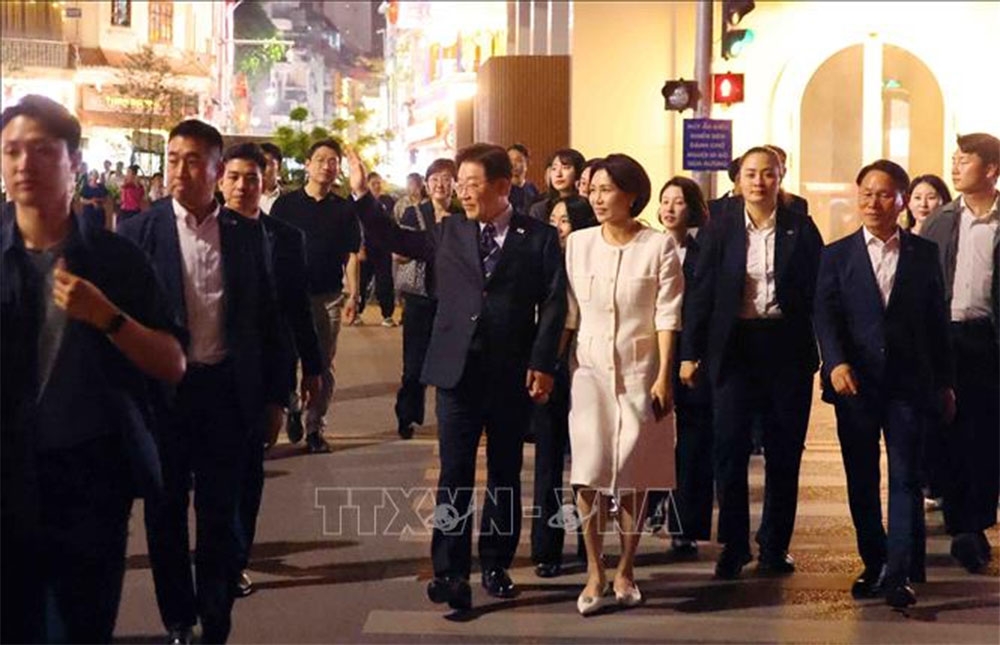 tong thong han quoc lee jae myung va phu nhan thanh thoi di dao quanh ho hoan kiem hinh anh 1