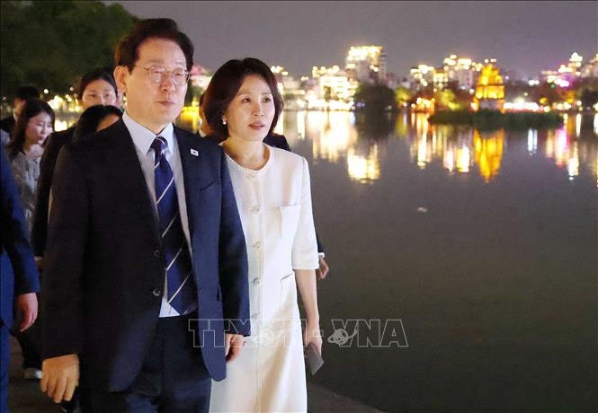 tong thong han quoc lee jae myung va phu nhan thanh thoi di dao quanh ho hoan kiem hinh anh 3