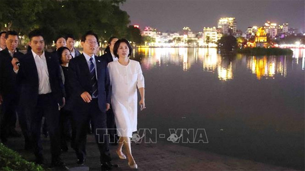 tong thong han quoc lee jae myung va phu nhan thanh thoi di dao quanh ho hoan kiem hinh anh 4