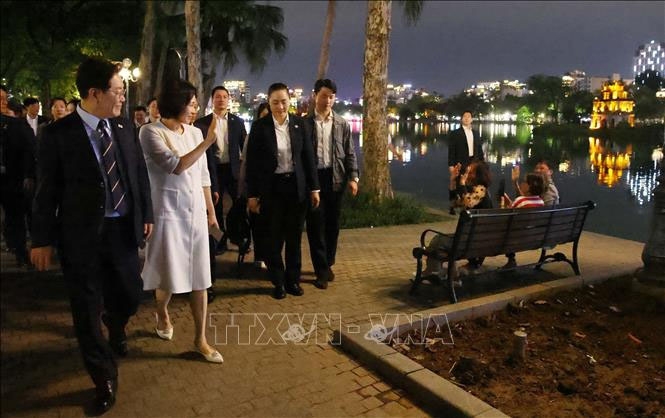 tong thong han quoc lee jae myung va phu nhan thanh thoi di dao quanh ho hoan kiem hinh anh 5