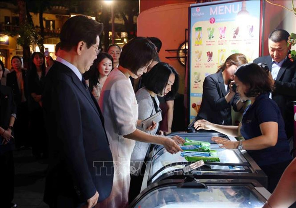 tong thong han quoc lee jae myung va phu nhan thanh thoi di dao quanh ho hoan kiem hinh anh 6