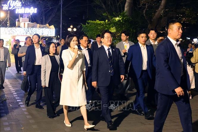 tong thong han quoc lee jae myung va phu nhan thanh thoi di dao quanh ho hoan kiem hinh anh 7