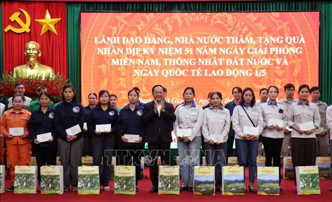 truong ban tuyen giao va dan van trung uong tang qua cac gia dinh chinh sach hinh anh 5