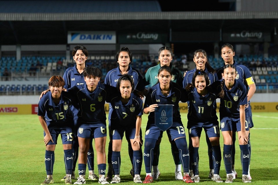 Doi bong thai lan goi cau thu goc chau Au tranh ve world cup voi dai dien viet nam hinh anh 1