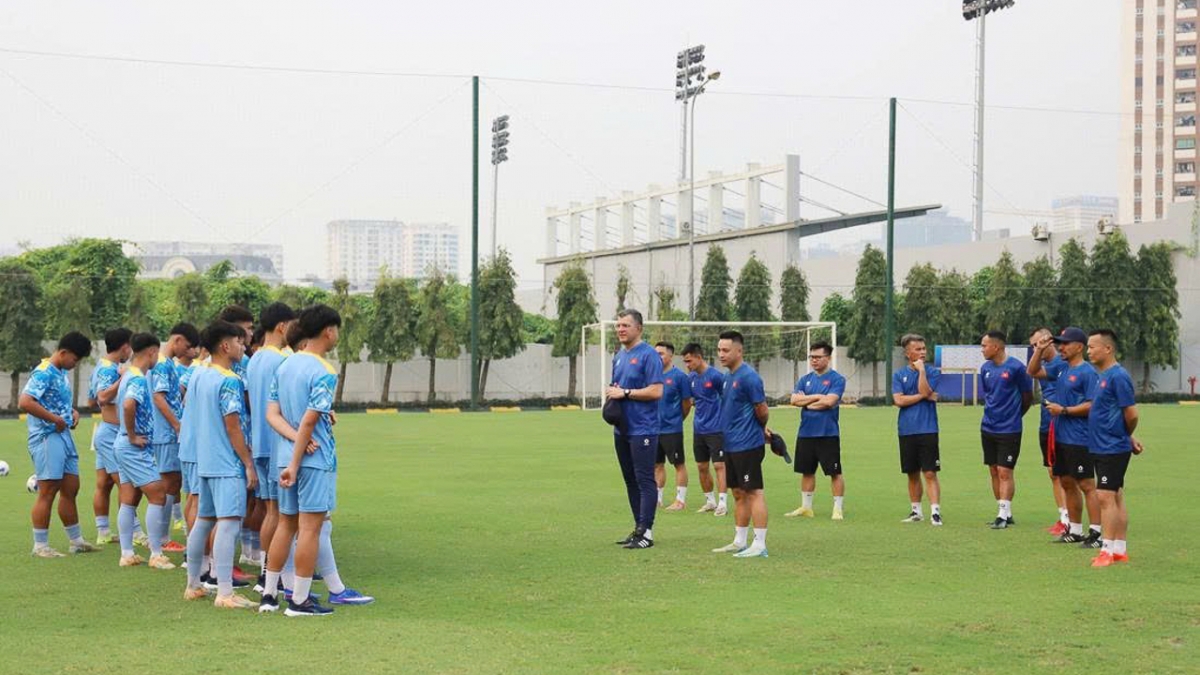 hlv cristiano roland huong den muc tieu lon cung u17 viet nam hinh anh 1