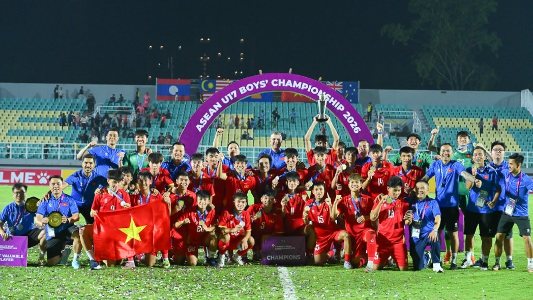 u17 viet nam vo dich Dong nam A, hlv cristiano roland duoc hoc tro tri an hinh anh 1