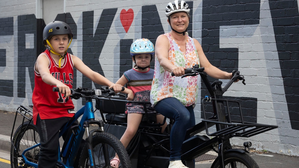 khung hoang nhien lieu, nguoi dan australia do xo di mua xe dien hinh anh 1