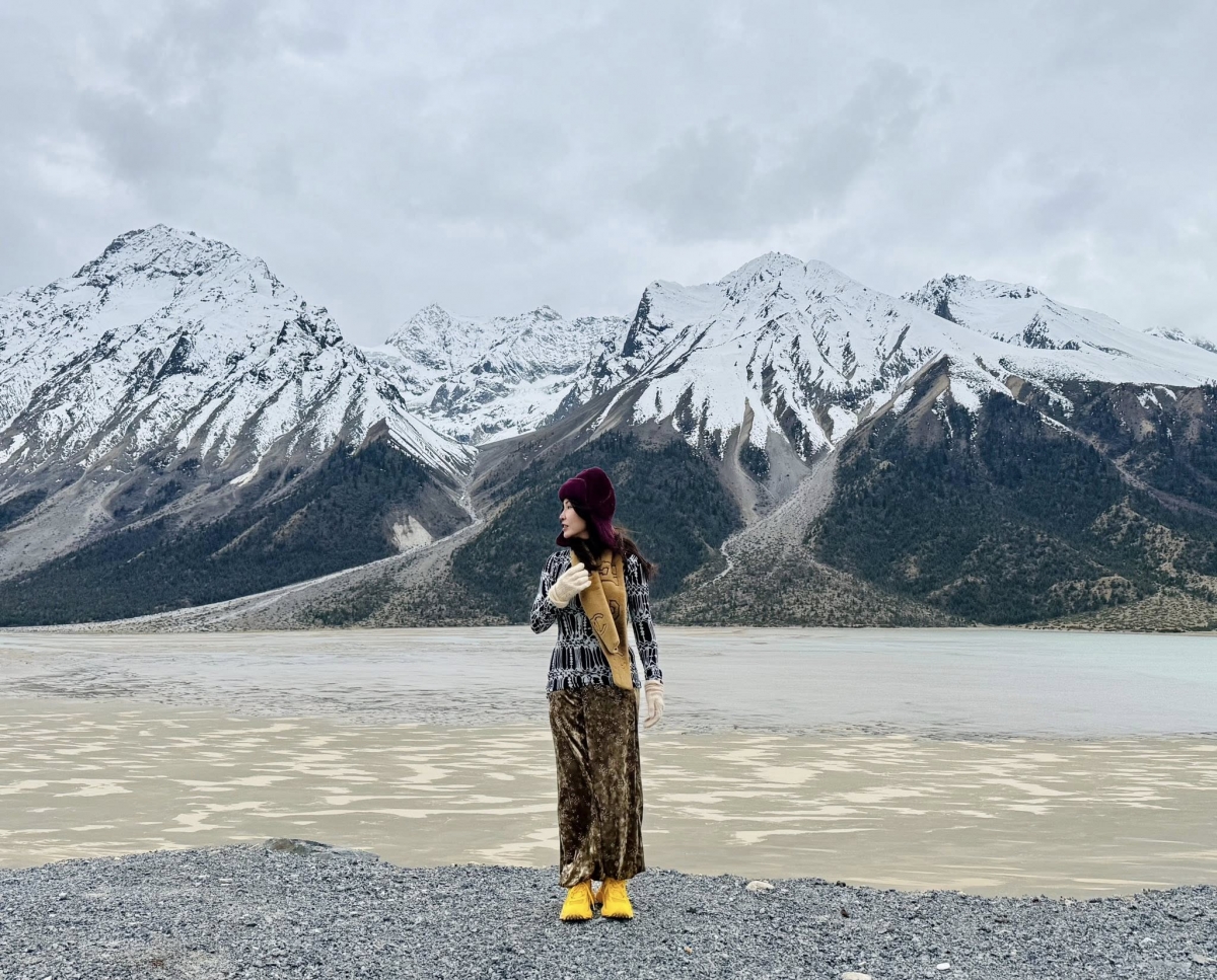 uyen linh khoe anh trai nghiem thu vi khi di du lich tay tang hinh anh 1