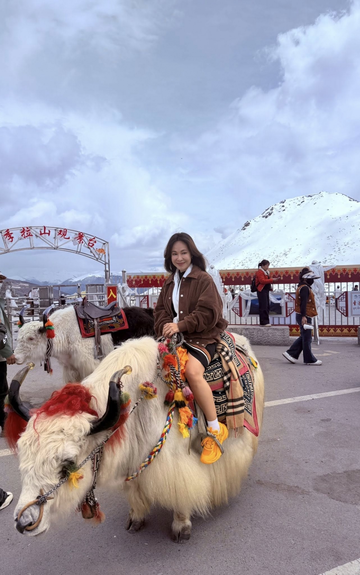 uyen linh khoe anh trai nghiem thu vi khi di du lich tay tang hinh anh 2