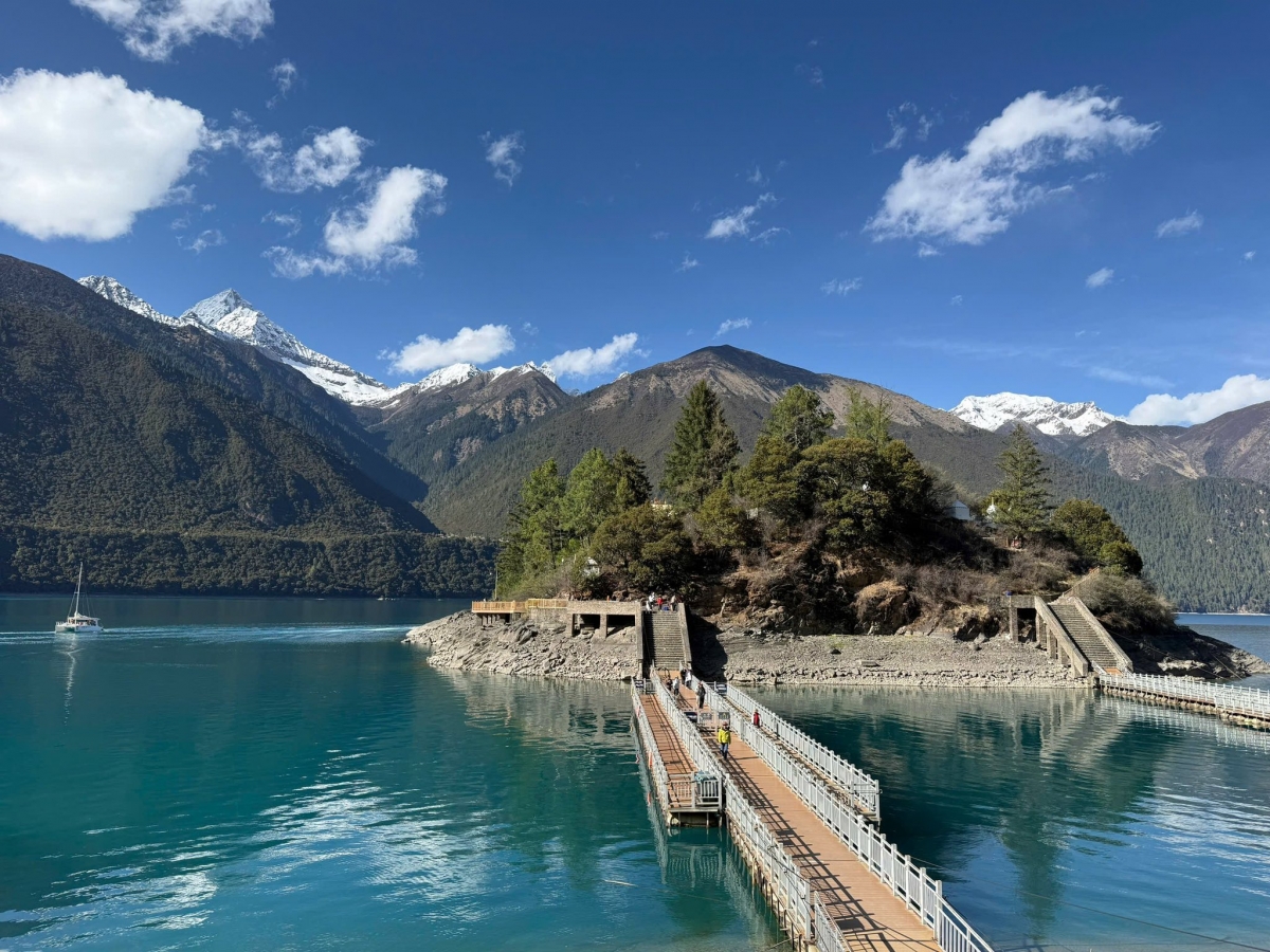 uyen linh khoe anh trai nghiem thu vi khi di du lich tay tang hinh anh 3