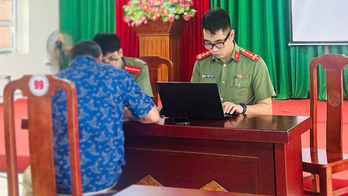 va mieng tren mang, bi cong an goi len lam viec hinh anh 1