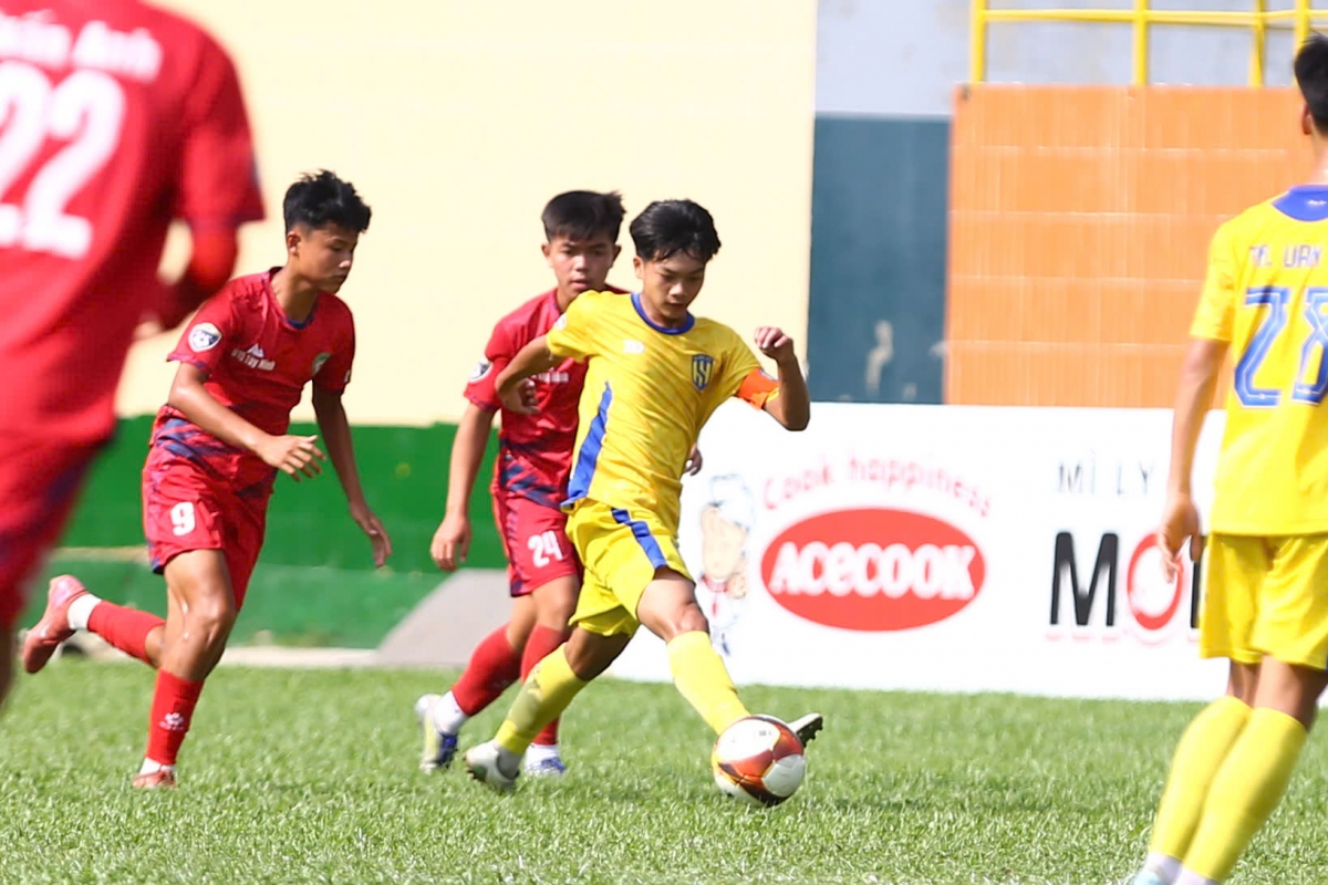 giai u15 quoc gia 2026 slna vao tu ket, cau thu viet kieu toa sang hinh anh 1