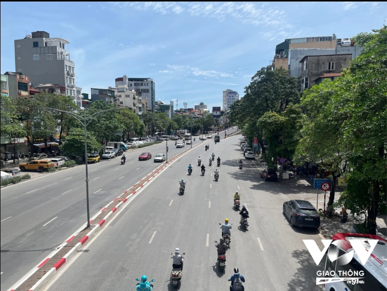 chung ta dang lang phi via he hinh anh 2