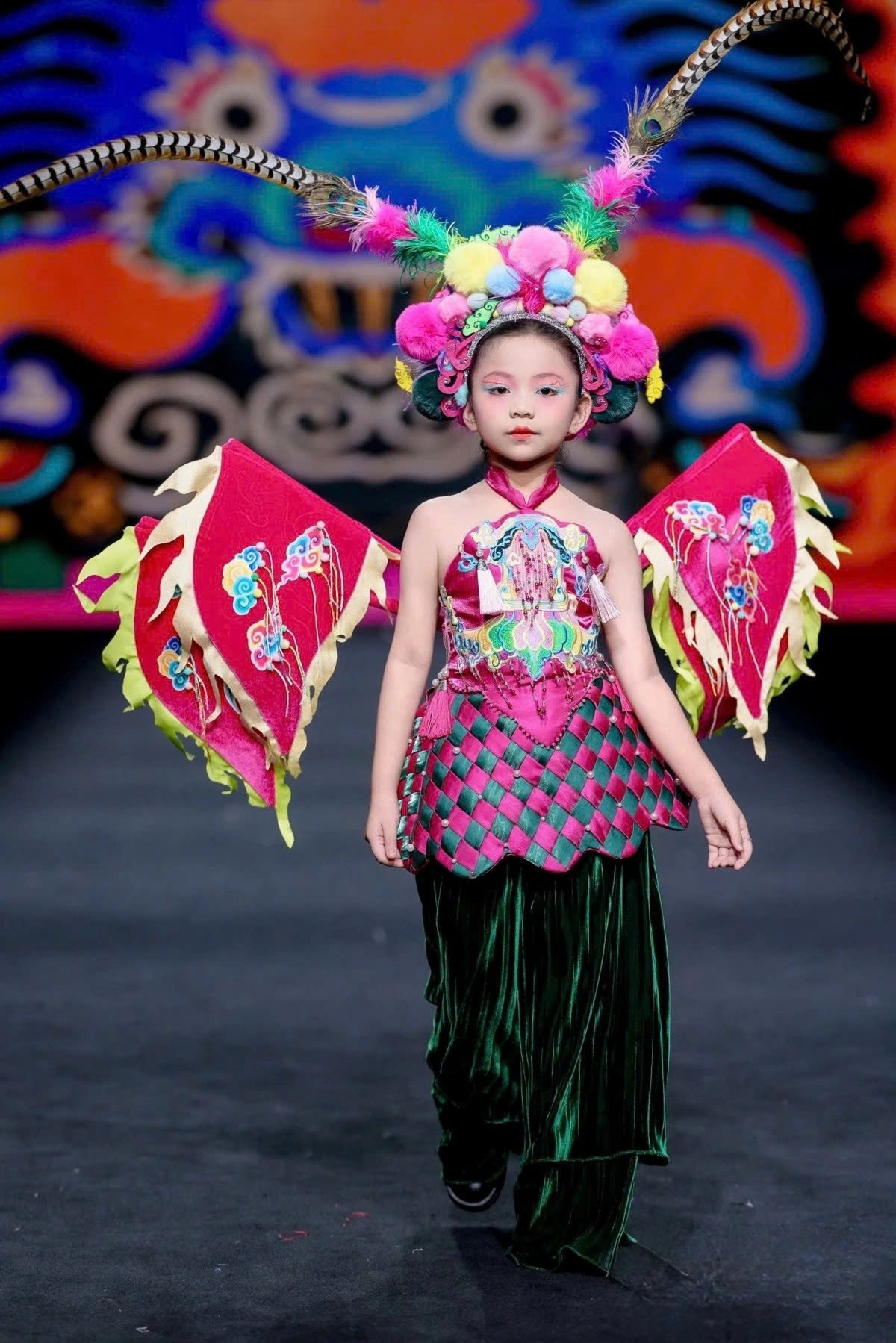 vietnamese child models make impression on shenzhen fashion week runway picture 7